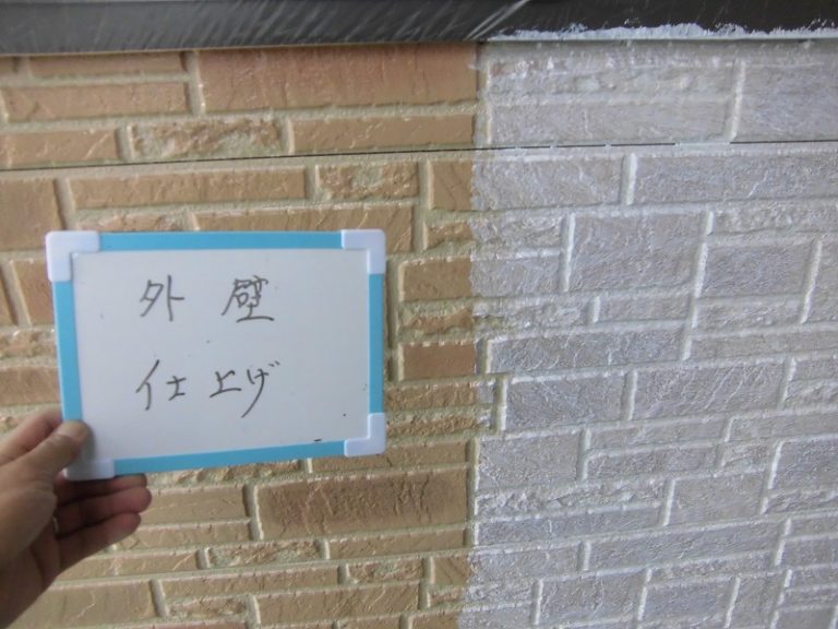 タイル調の外壁はクリヤー仕上げです。白く濁っていますが、乾いてくると透明になり綺麗に仕上がります。