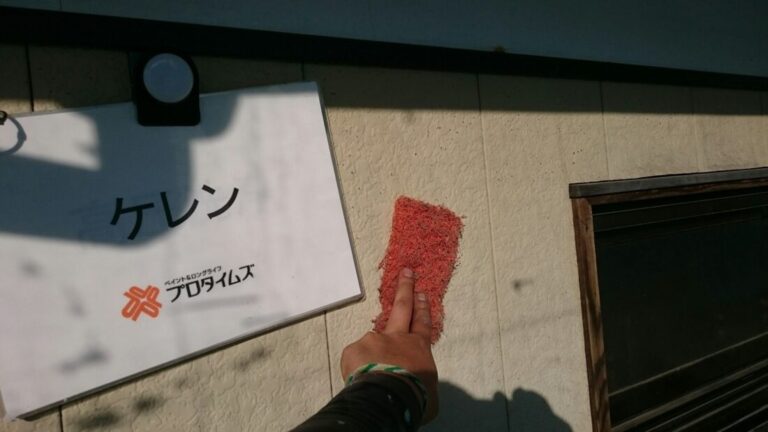 外壁トタンは塗装前に目荒らしし、密着性を確保