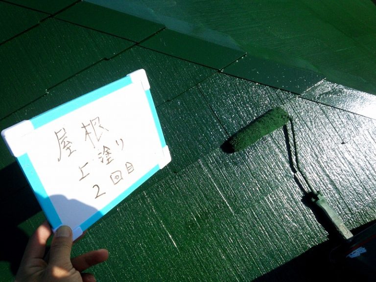 鉄部の棟板金は錆止めを塗布し、屋根を全体的に塗っていきます