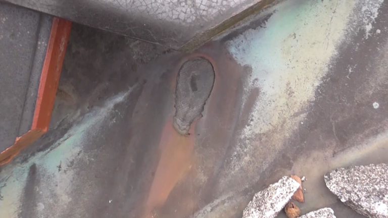 金属板金で形成されています 錆て腐り穴が空いています