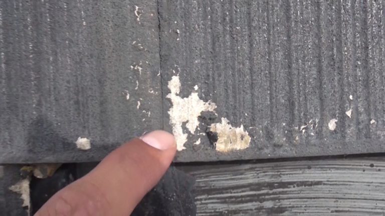 屋根表面の塗膜が剥離しています