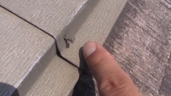 棟板金の釘抜けが発生しています。