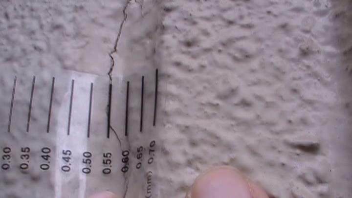 目地に大きなひび割れが発生していました。