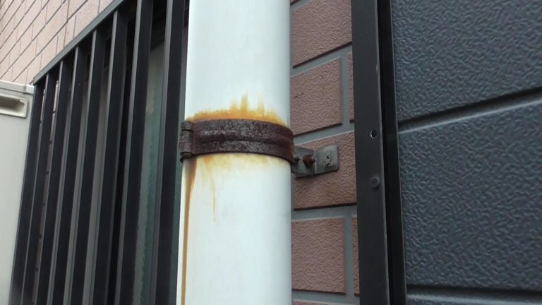 排水パイプ支持金物錆び