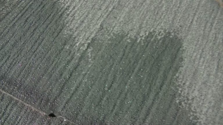 瓦内部に雨水が吸収されています