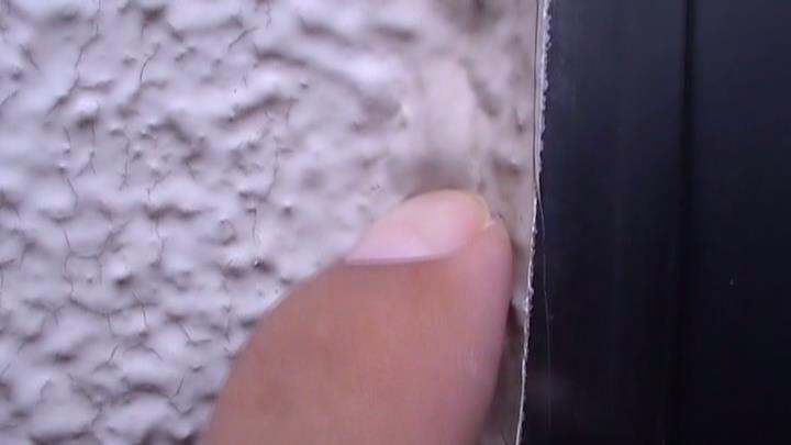窓廻りのシーリングに膨れがでていました。