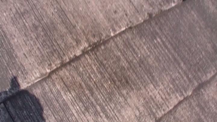 元々黒かった屋根ですが、経年劣化により塗膜が剥れ、白くなっています。