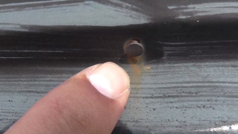 棟板金の釘部から錆が発生しています