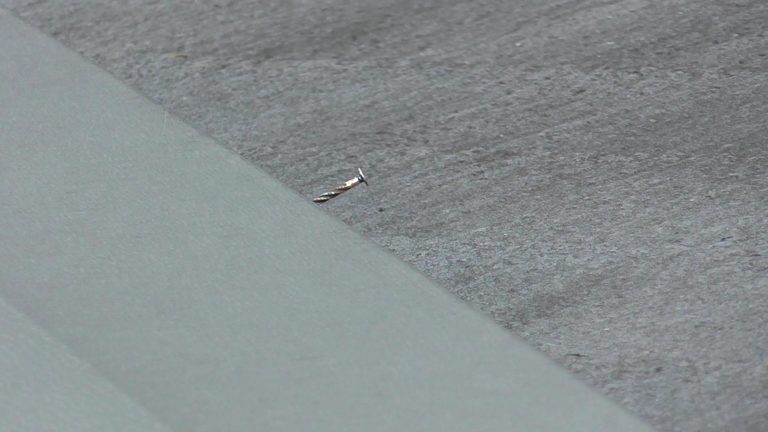 棟板金 釘抜け