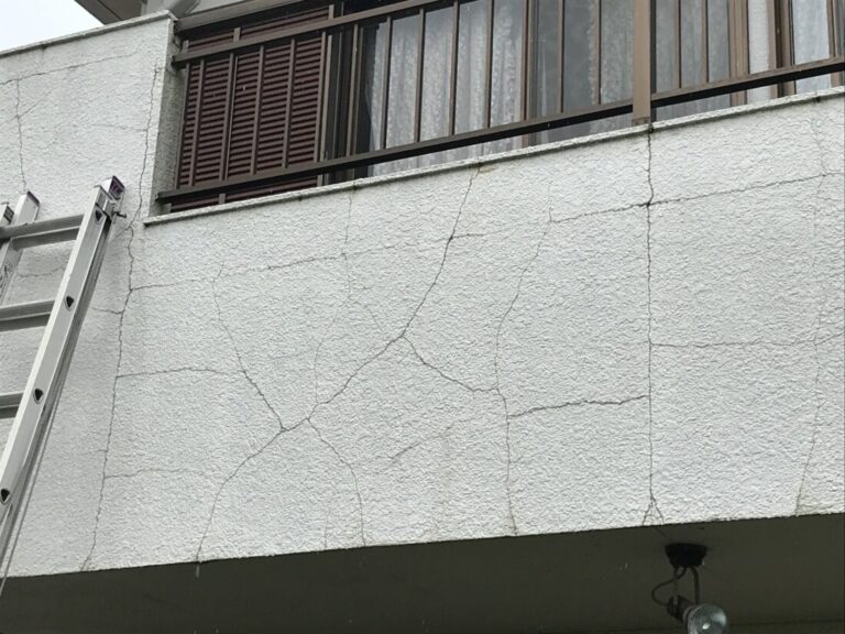 ベランダ壁 ひび割れ多数