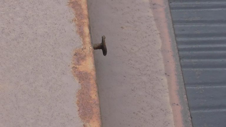 棟押さえ 釘抜け