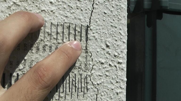 ひび割れ 0.7mm