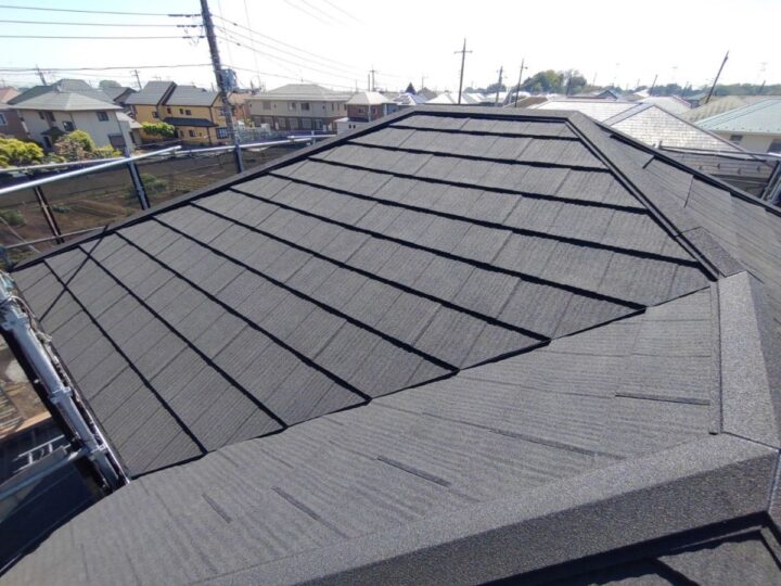 黒く綺麗な屋根に生まれ変わりました　ノーメンテナンスの屋根材仕上げの為施工後もメンテナンスの手間が省けます