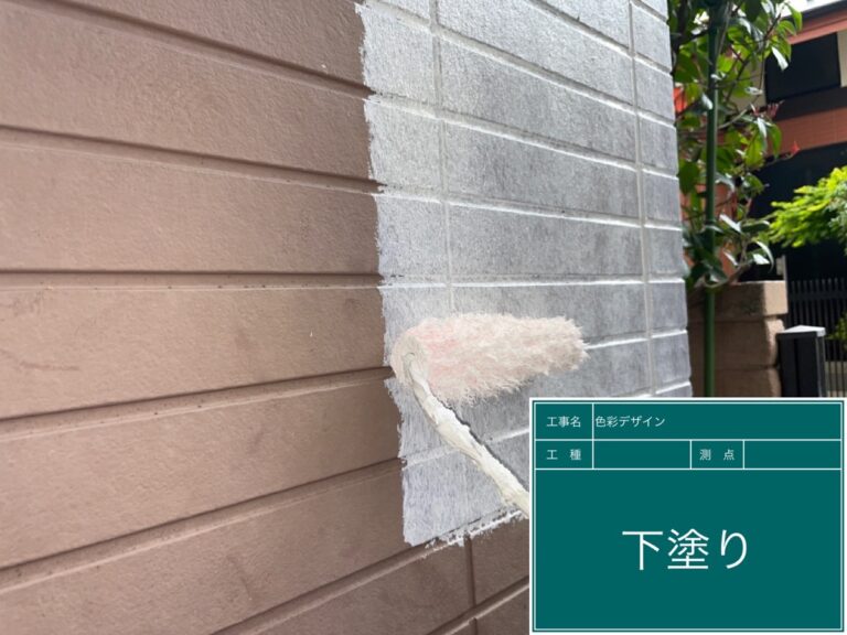 窯業系サイディングボードです 下塗り材をしっかりと塗り込み塗料の密着性を確保します。