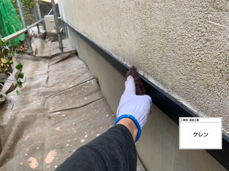 その下の水切り板金を塗装