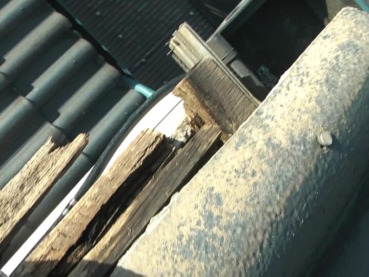 袖瓦が落下した部分になります　下地の木材が露出していますが　腐っています　下地の交換が必要でした