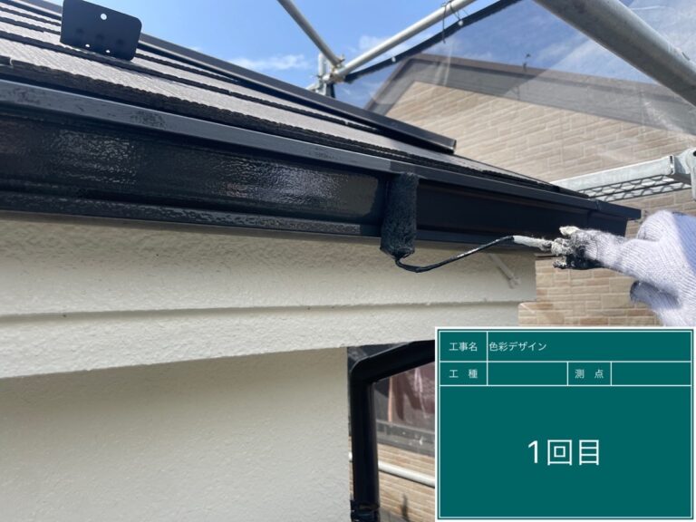 雨樋も美観のために塗装していきます。