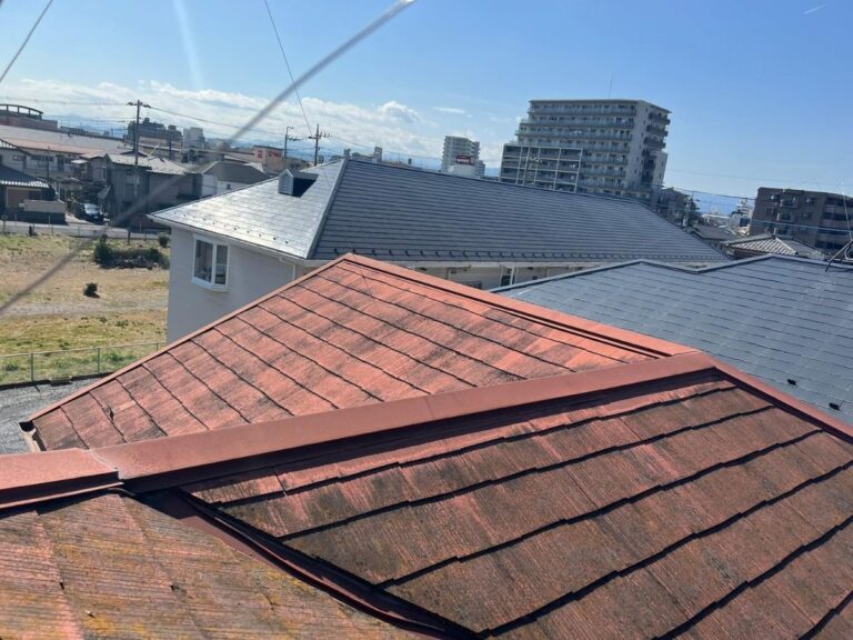 施工前に写真を見てお分かりの様に、かなりの年数が経過しています 全体の色褪せはもちろん、苔・カビなどもあります また防水効果も無い非常に危険な状態でした。