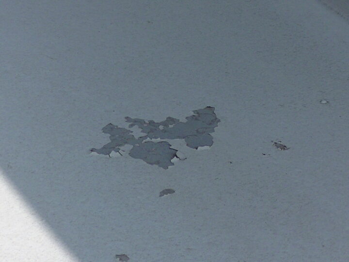 トタン屋根の塗膜が剥がれている