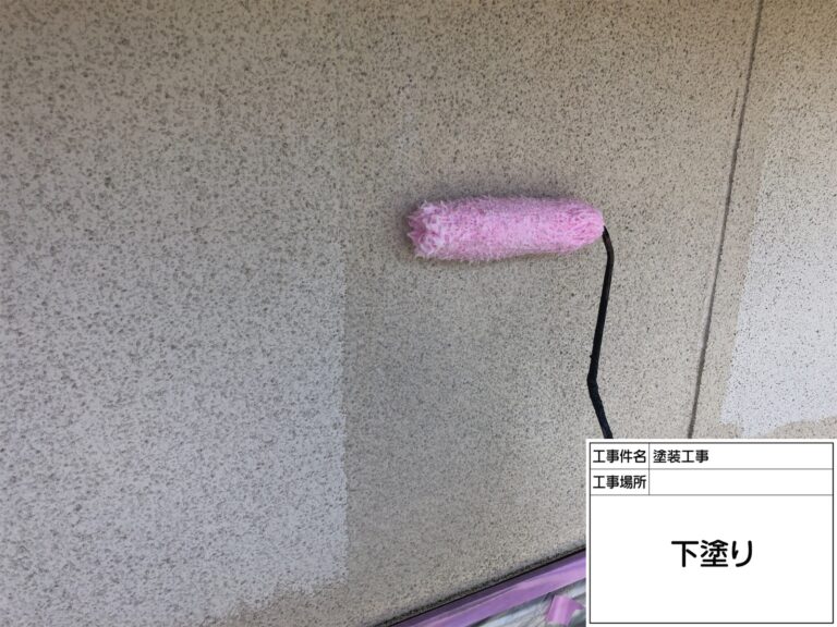 外壁下塗り材をたっぷりと浸み込ませるイメージで塗布します