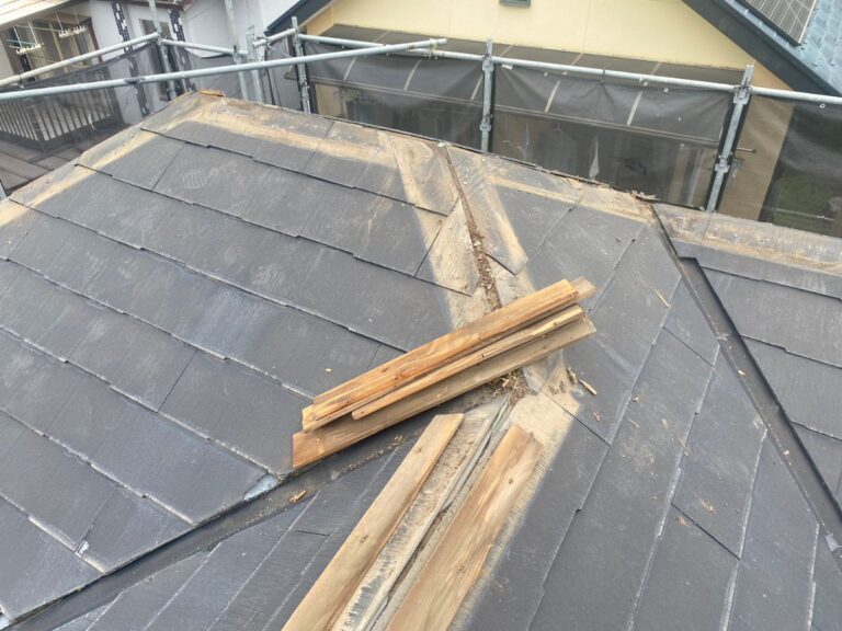 古い棟板金を剥がして貫板も撤去します