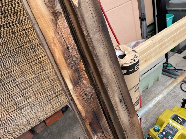 既存の貫板は雨染みなどもあり劣化しています