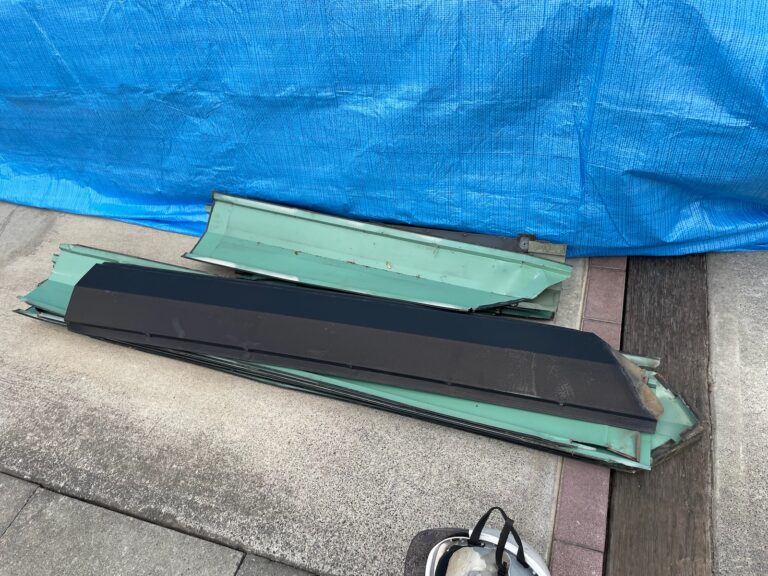 棟板金も古い物は交換します