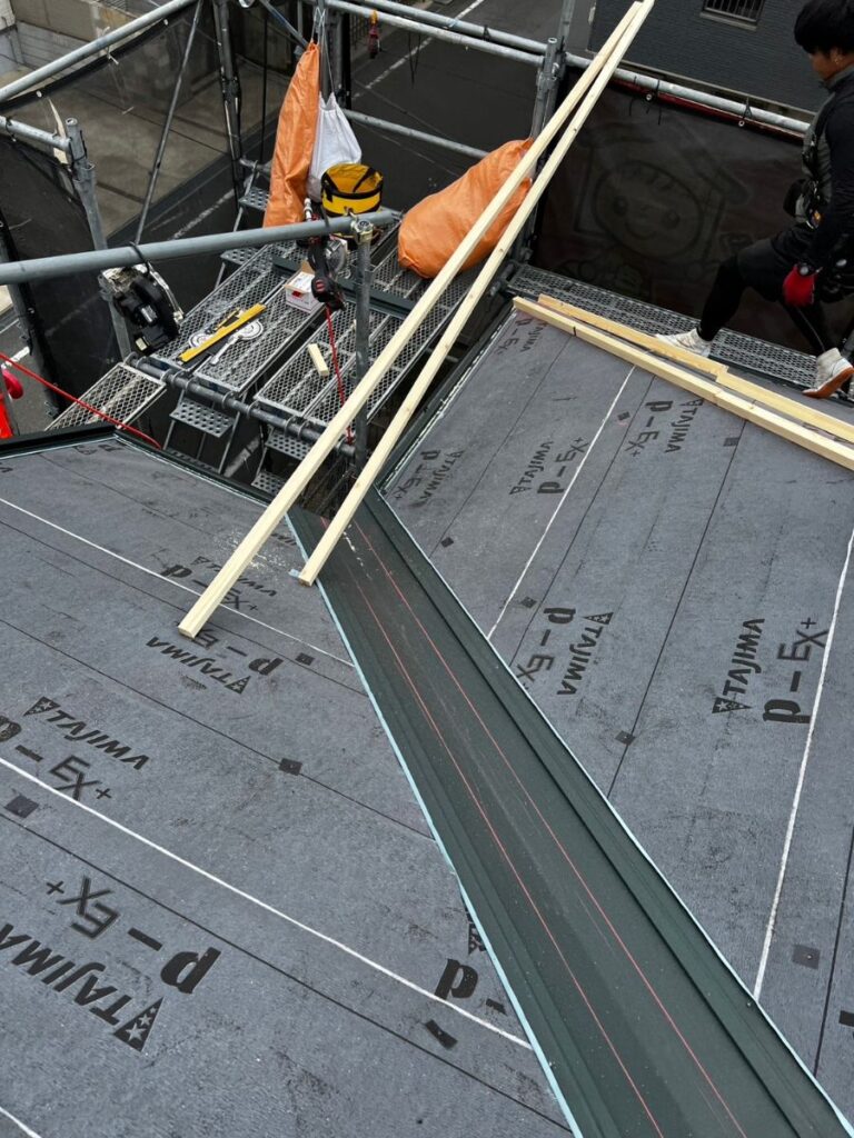 谷板金も設置します