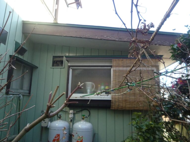 破風板の塗装が剥がれている