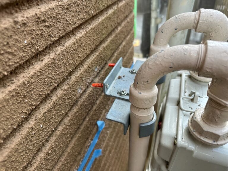 裏側の細部も塗布するためねじを外してからの作業