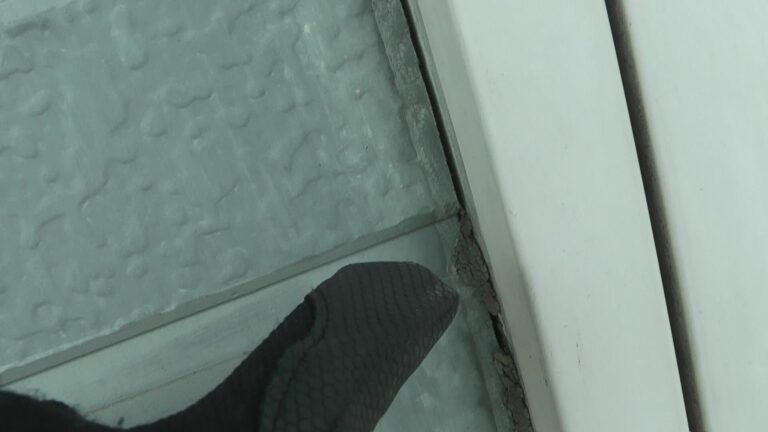 建具まわりのシーリングも傷んで切れています