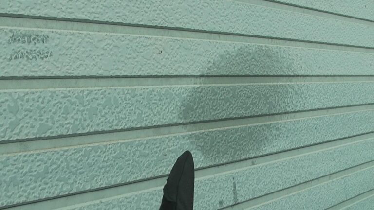 外壁表面も防水性が無く 雨水が浸み込んでいます