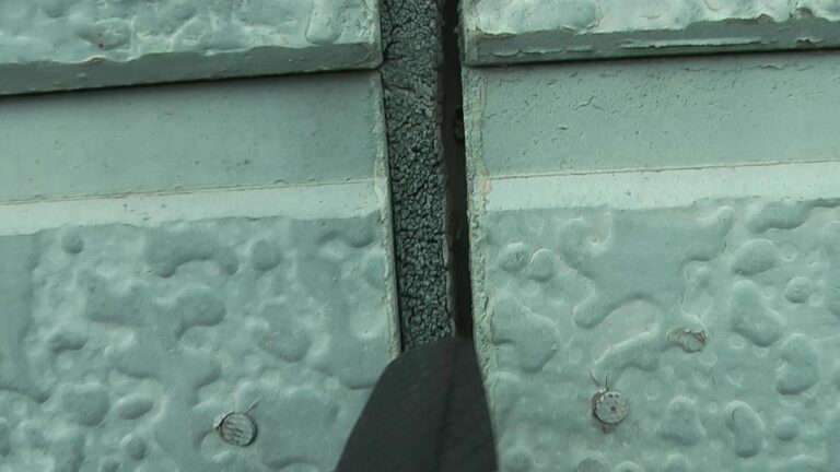 目地シーリング 経年劣化により固く硬化して瘦せ細っています、雨水が隙間から染み込んでしまいます