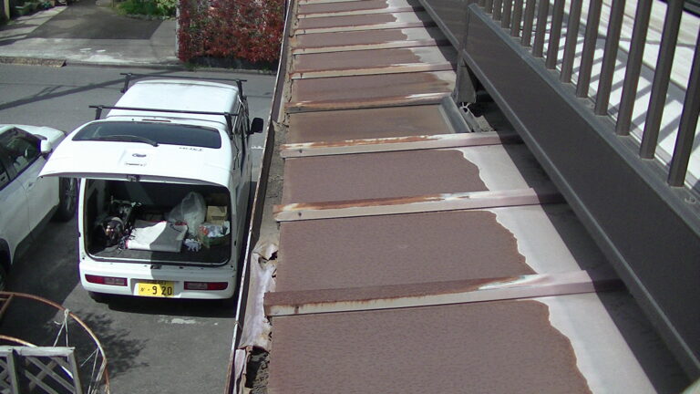 トタン屋根が錆びている