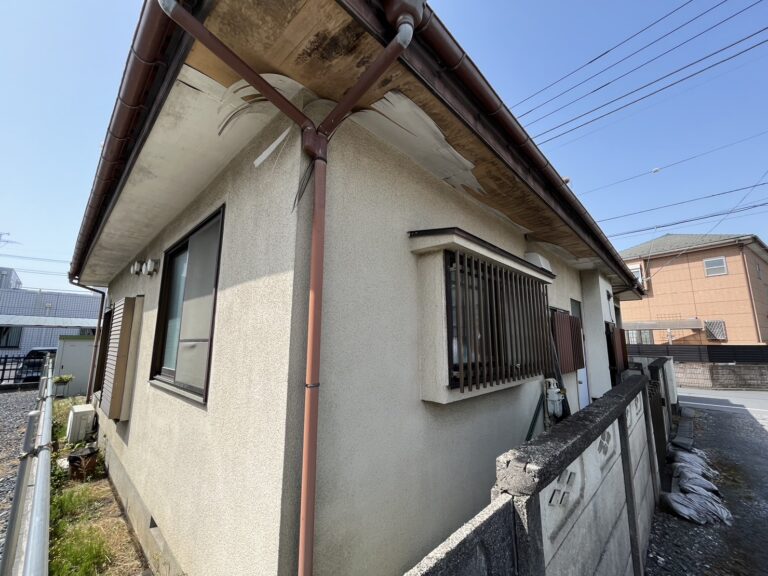 軒天井が剥がれている