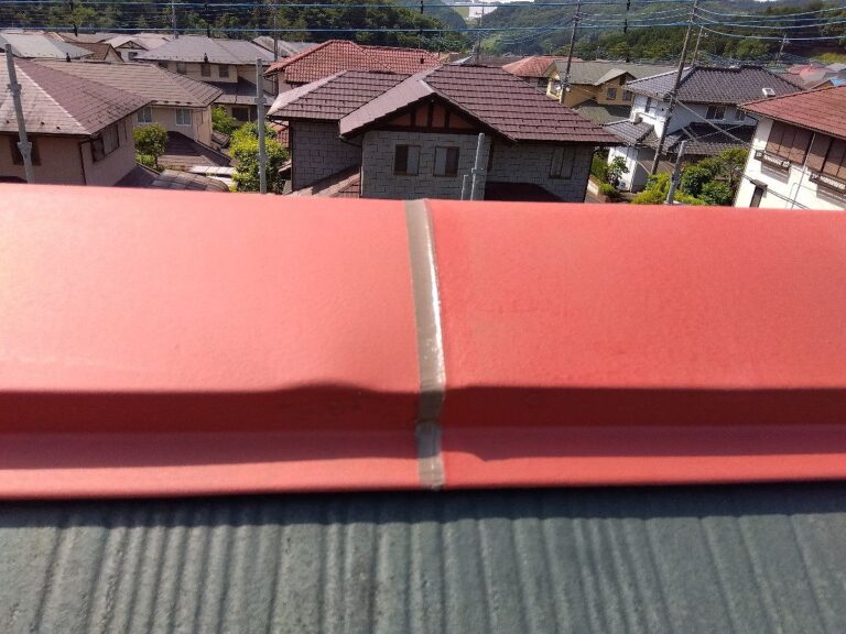 棟板金の繋ぎ目から水を入れない下地作り