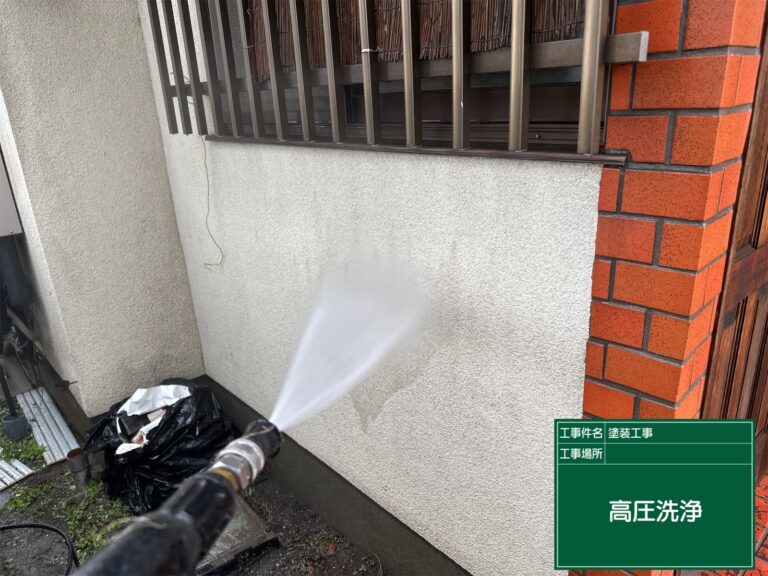高圧洗浄で汚れを落とします