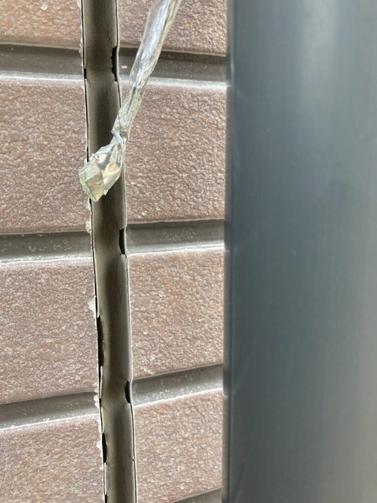 コーキングが割れている