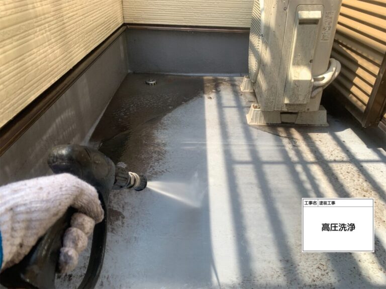 高圧洗浄で汚れを落とします