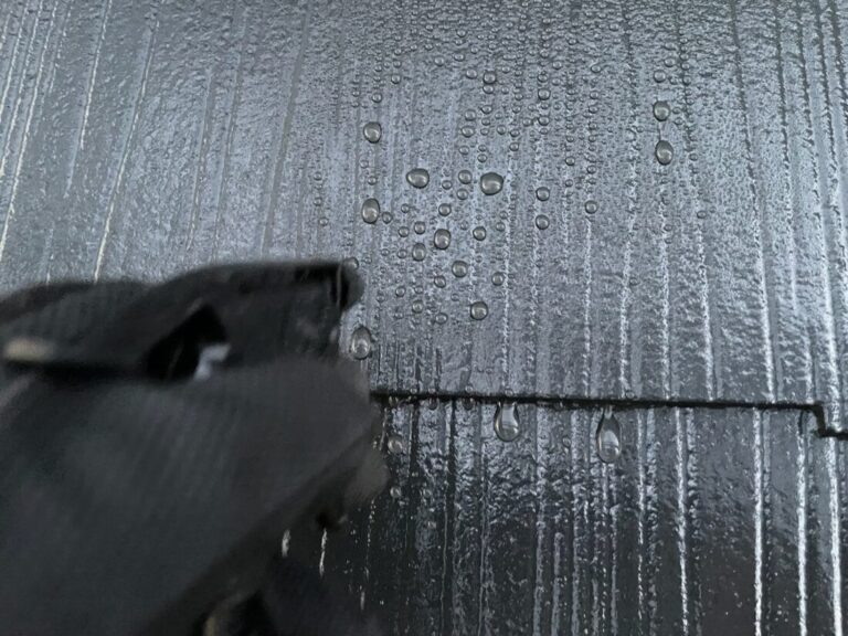 こちらが施工後の屋根表面です。雨水はしっかりと弾いています