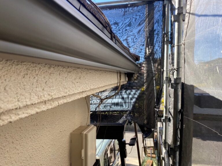 新しい雨樋は歪みも無く丈夫な雨樋になりました。以前の半丸タイプから角タイプに変更しまいした