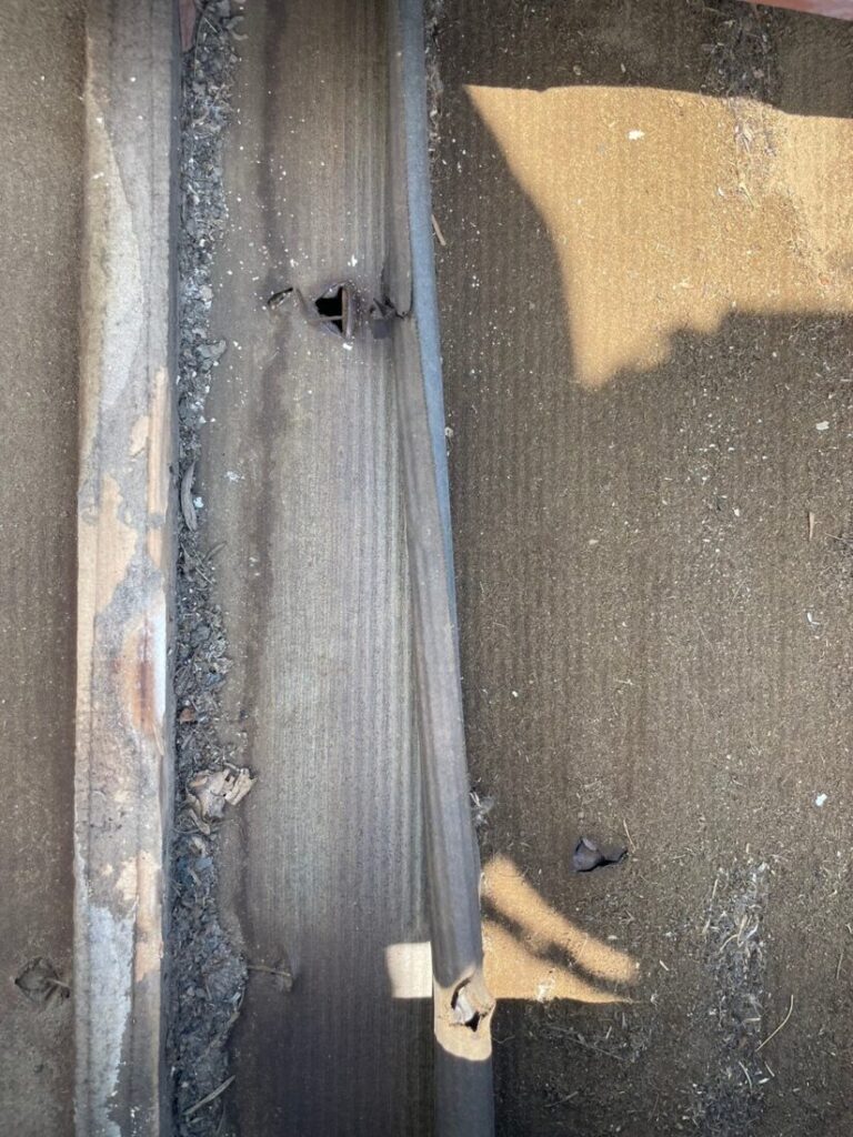 こちらは下地野地に穴が開いている事も確認