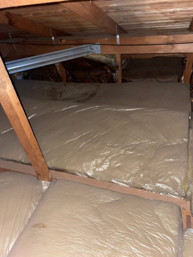 小屋裏を確認したら、断熱材に雨漏りした形跡が確認できました。